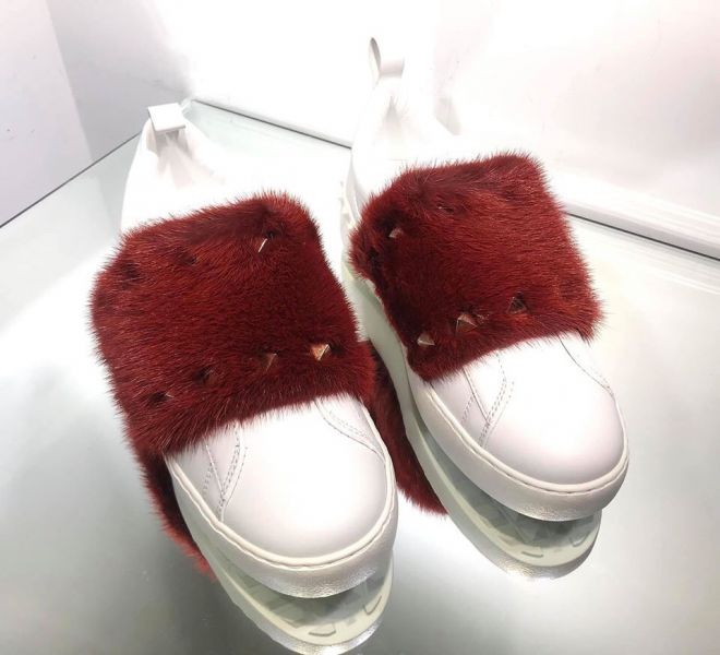 Valentino Rockstud 貂毛皮草裝飾鉚釘白球鞋 IT38 酒紅色 