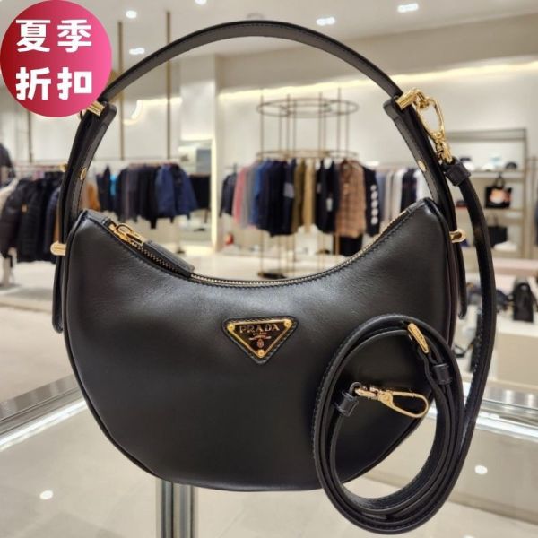 Prada 1BC194 Arque 皮革彎月包  付長肩帶 黑色 Prada Arque彎月包, Prada迷你肩背包, Prada皮革彎月包, Prada經典搪瓷徽標, Prada黑色時尚包