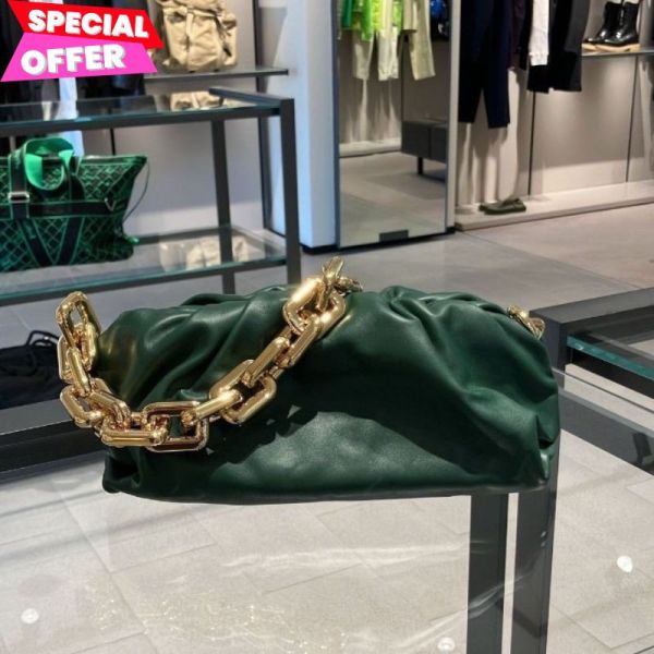 Bottega Veneta 620230 BV Chain 金鍊雲朵包｜森林綠 Bottega雲朵包金鍊, BV Chain柔軟包, Bottega Veneta肩背包, 小牛皮精品包, 雲朵造型手拿包, 義大利精品推薦, 綠包款, 精品平行輸入, 100%真品保證, 限時精品優惠