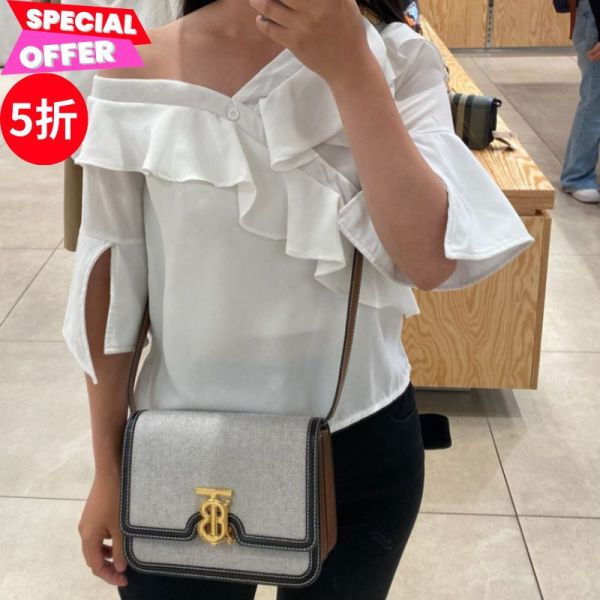 Burberry 80306661 Tb 小型三色帆布皮革包 灰黑棕 Burberry、Tb包、Burberry包包價格、Burberry包專櫃、Burberry包款評價、Burberry包包尺寸、Burberry專櫃位置、Burberry真品鑑定、帆布包、皮革包、三用包、精品包款、精品包推薦、小型包款推薦、實用包款推薦、精品包評價、精品包價格、平行輸入、精品平行輸入、100%真品、專櫃真品保證、精品折扣、優惠精品價格、限時優惠、快速配送、台灣精品代購、精品包包哪裡