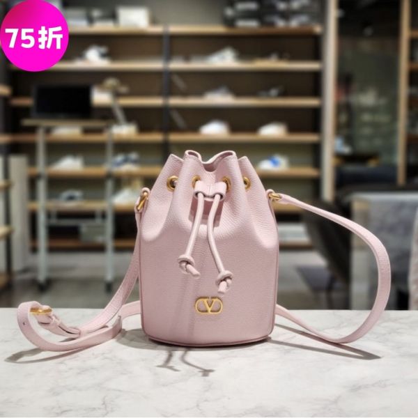 Valentino Garavani VLOGO 錘打紋理小牛皮迷你水桶包  粉色 Valentino、VLOGO、6W2P0AJ2SNP16Q、粉色包包、迷你包、水桶包、錘打紋理、義大利製奢侈品包包、小牛皮包、金色標誌包、精品包推薦、精品包評價、精品包價格、平行輸入、100%真品、專櫃真品保證、限時優惠、精品包包哪裡買