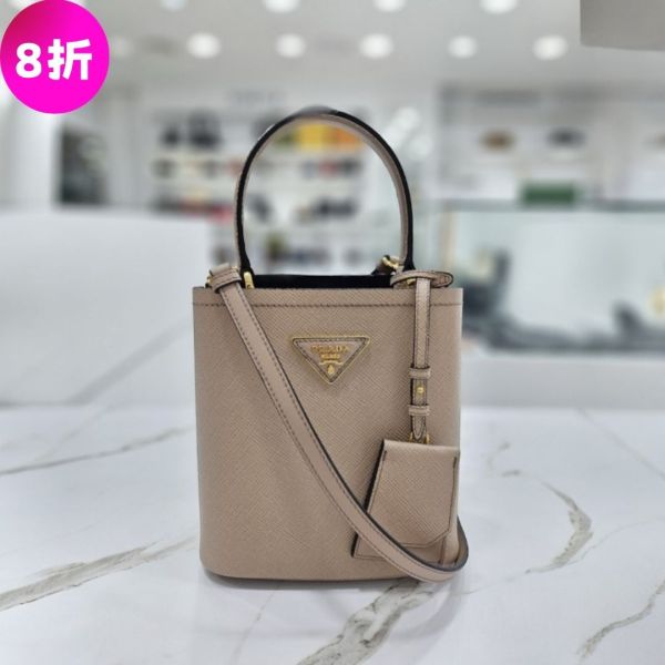 Prada 1BA217 小款 Double Saffiano Panier 皮革水桶包   粉色 Prada、Panier、1BA217、Prada 1BA217、Saffiano、水桶包、粉色包包、小款包、三角標誌包、義大利製奢侈品包包、皮革包、小型手提包、精品包推薦、精品包評價、精品包價格、平行輸入、100%真品、專櫃真品保證、限時優惠、精品包包哪裡買