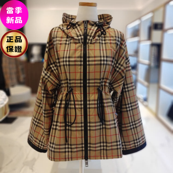 Burberry 80629471 女款格紋輕盈防風雨風衣外套  典藏米色UK6/UK8 Burberry, 格紋輕盈外套, 典藏米色, 2025時尚, Emma Watson, 輕巧設計, 連帽外套, 英倫風格, 休閒奢華, 雙向拉鍊