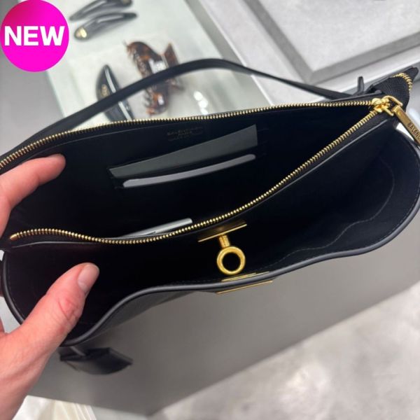 Balenciaga 814111 Rodeo Sling 小牛皮迷你包  黑色 Balenciaga, Rodeo Sling Pochette, 迷你斜背包, 小牛皮包, 黑色迷你包, Balenciaga 包推薦, 精品包款推薦, 小型肩背包, 精品斜背包, 精品包評價, 精品包價格, 平行輸入, 精品平行輸入, 100% 真品, 專櫃真品保證, 精品折扣, 優惠精品價格, 限時優惠, 快速配送, 台灣精品代購, 精品包包哪裡買, 精品包專櫃價格