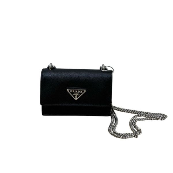 Prada 1MR017 Saffiano 皮革鏈帶肩背式卡片夾  黑色 Prada卡片夾,Prada迷你肩背包,Prada鍊條小包,精品卡夾推薦,Saffiano皮革卡包,Prada真品平輸,義大利精品小皮件,100%真品保證,限時精品優惠,Prada小包女款
