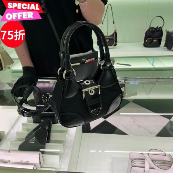 Prada 1BA423 皮革與再生尼龍半月包    黑色 Prada 1BA423、皮革與再生尼龍半月包、時尚肩包
、Prada 再生尼龍包、黑色肩包、奢華可持續性設計
、Prada 1BA423 半月包、再生尼龍皮革包推薦、時尚實用肩包