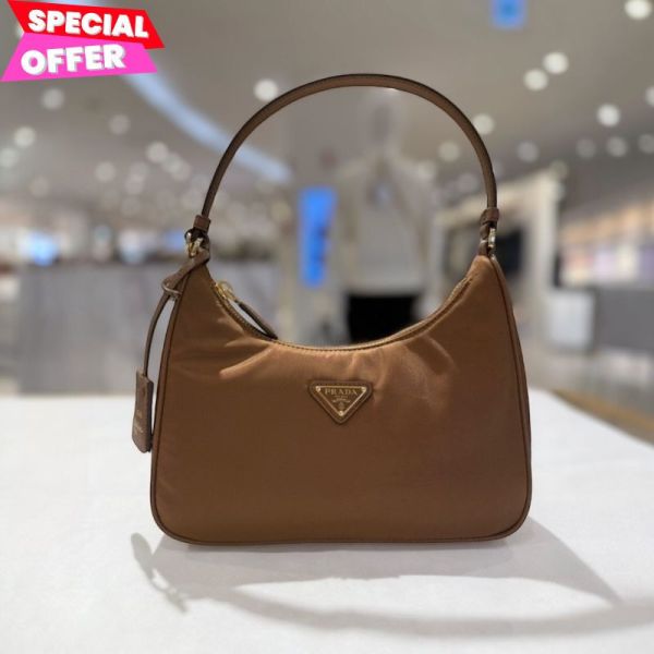 Prada 1N204M Re-Edition 2005 Re-Nylon 肩背包  焦糖棕色 Prada迷你包,Re-Edition 2005,Prada Re-Nylon小包,焦糖棕肩背包,義大利精品推薦,Prada三角標誌,精品平行輸入,100%真品,限時精品優惠,輕巧斜背包