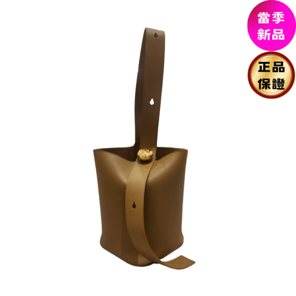 Loewe 柔軟小牛皮中款 Pebble Bucket 水桶包    Oak 橡木棕色 Loewe水桶包, Pebble Bucket包, 柔軟小牛皮包, 橡木棕色包款, Loewe經典包款, 高端精品包, 時尚多功能包, 西班牙製造Loewe