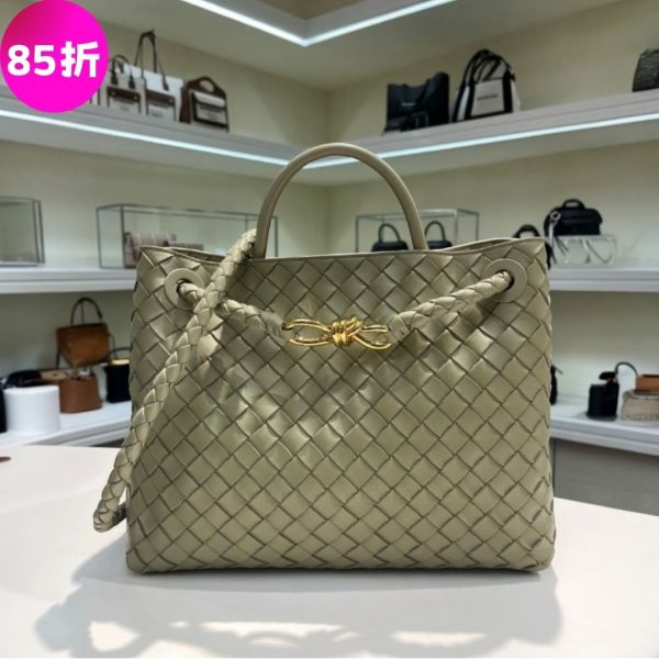 Bottega Veneta  766016 中款 Andiamo編織小羊皮包     洞石色 Bottega Veneta、Andiamo包、編織包、小羊皮包、黑色包包、工藝認證、平行輸入、精品平行輸入、100%真品、專櫃真品保證、精品折扣、優惠精品價格、限時優惠、快速配送、台灣精品代購
