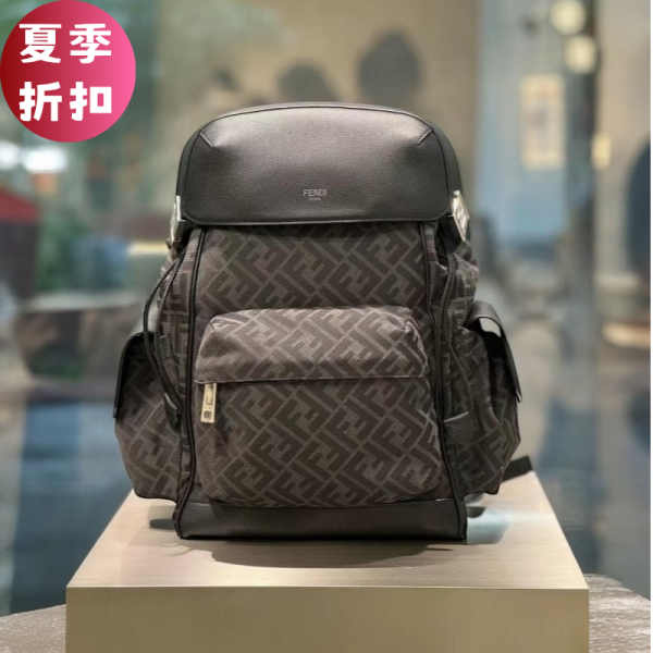 Fendi Drive 7VZ084 提花後背包 黑色  經典黑 Fendi、Drive、Fendi包包價格、Fendi後背包選購、Fendi包款評價、Fendi包包尺寸、Fendi選購地點、Fendi真品折扣、提花包、後背包、大容量包、精品包、精品後背包推薦、商務包推薦、實用包推薦、精品後背包評價、後背包價格、平行輸入、精品平行輸入、100%真品、原廠真品保證、精品折扣、優惠精品價格、限時優惠、快速配送、台灣精品代購、精品包包哪裡買、精品後背包原廠價格