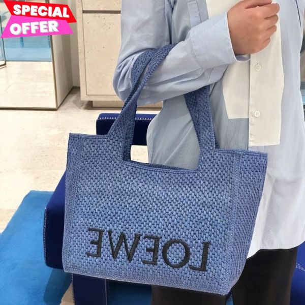 Loewe 中款萊佛士棕櫚 FontTote 包  淺藍色/付長肩帶 Loewe Font Tote, Loewe 萊佛士棕櫚包, 中款 FontTote包, 淺藍色精品包, 馬達加斯加手織包, 西班牙精品包, 100% 真品, 2025 夏日包款, 2025 極簡包款