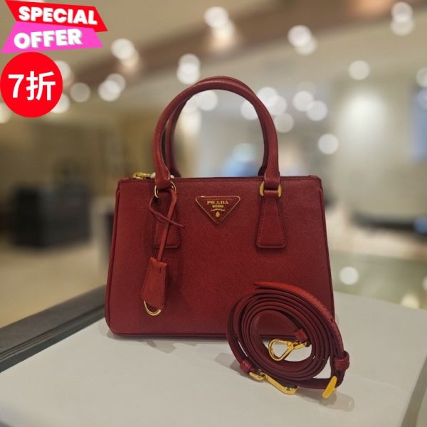 Prada 1BA896 倒三角標Saffiano小款 Galleria 殺手包  寶石紅色 Prada,Galleria迷你包,Saffiano皮革,殺手包,寶石紅包,義大利精品,兩側按扣開合,倒三角金屬標誌,精品平行輸入,100%真品,專櫃真品保證,台灣精品代購