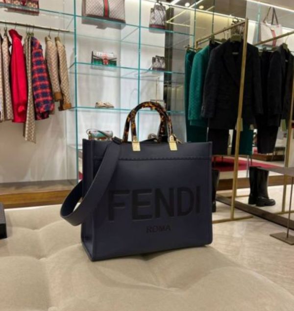 Fendi 8BH386 中款小牛皮 Sunshine 包    黑色/附肩帶 Fendi 8BH386 中款小牛皮 Sunshine 包
黑色/附肩帶