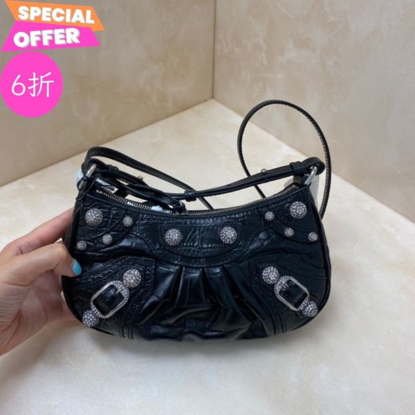 Balenciaga 695814 超柔軟鱷魚壓紋小牛皮  迷你 Le Cagole包 /黑色鑽釦﻿ Balenciaga Le Cagole包, 鱷魚壓紋迷你包, Balenciaga迷你肩背包, 黑色鑽釦包, 超柔軟鱷魚紋包