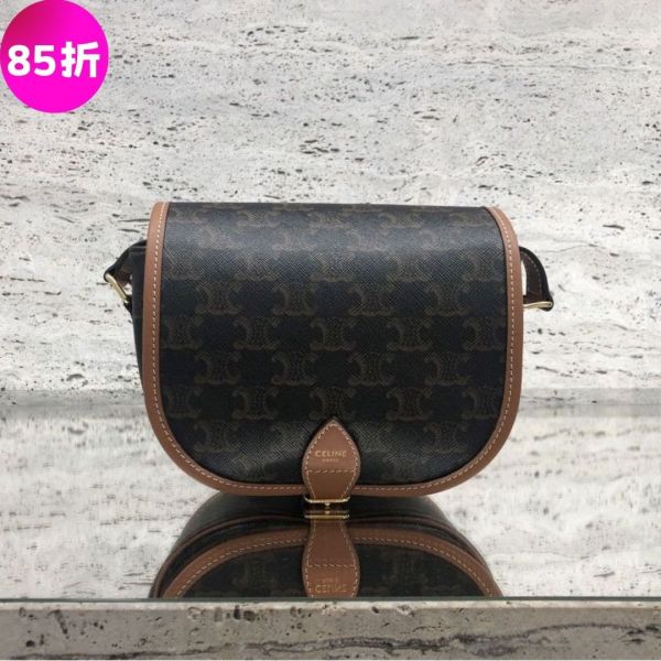 Celine Triomphe 帆布中款 Folco 馬鞍包 Celine Folco 馬鞍包、Triomphe 帆布包、中款馬鞍包
、Celine 義大利製包包、小牛皮帆布包、可調肩帶馬鞍包
、Celine 馬鞍包推薦、奢華塗層帆布包、時尚多功能馬鞍包