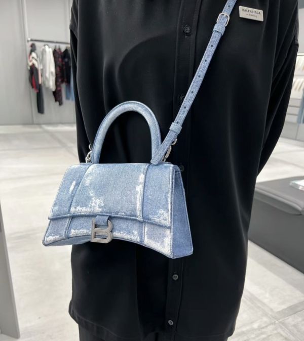 Balenciaga 593546 小款 Hourglass  仿真印刷牛仔丹寧沙漏包   藍色 Balenciaga 593546 小款 Hourglass

仿真印刷牛仔丹寧沙漏包 

藍色