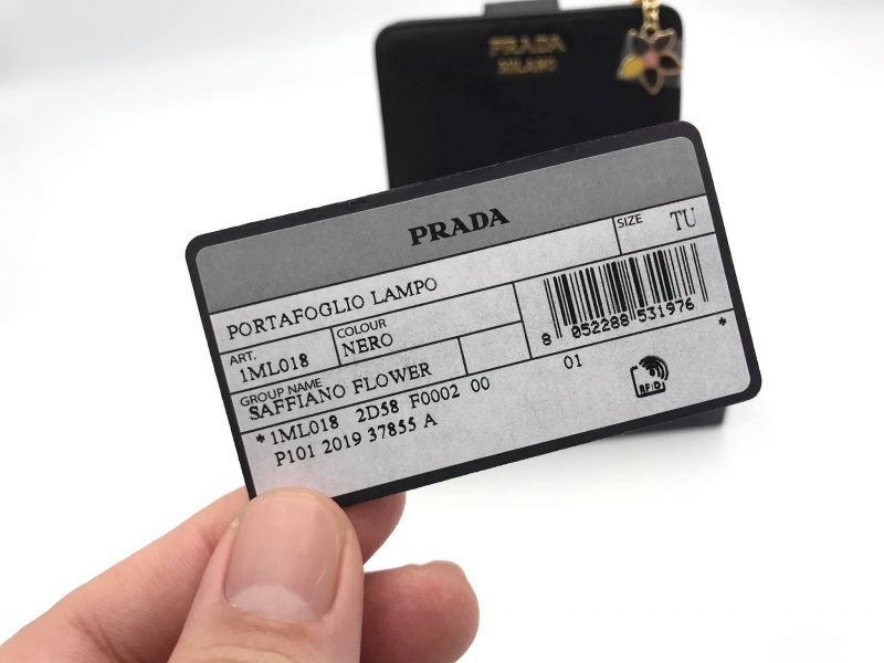 Prada 1ML018 Saffiano 倒三角標 Logo 小花拉鍊二折短夾  黑色 