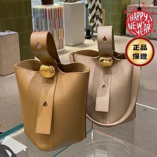 Loewe 柔軟小牛皮迷你 Pebble Bucket 水桶包 橡木色/附長肩帶 Loewe迷你水桶包, Pebble Bucket包, 蔚藍色小牛皮包, 高端精品水桶包, 都會女性包款, Loewe經典設計, 西班牙製精品包, 優雅百搭包款