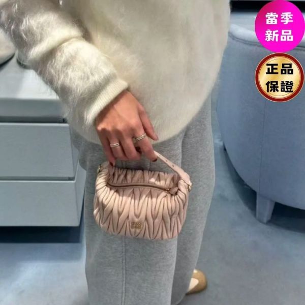 Miu Miu 5BP100 Matelassé 納帕軟皮皺摺化妝飯盒包    可延長肩帶/粉色 Miu miu, Matelassé, 納帕皮, 化妝袋, 手拿包, 精品配件