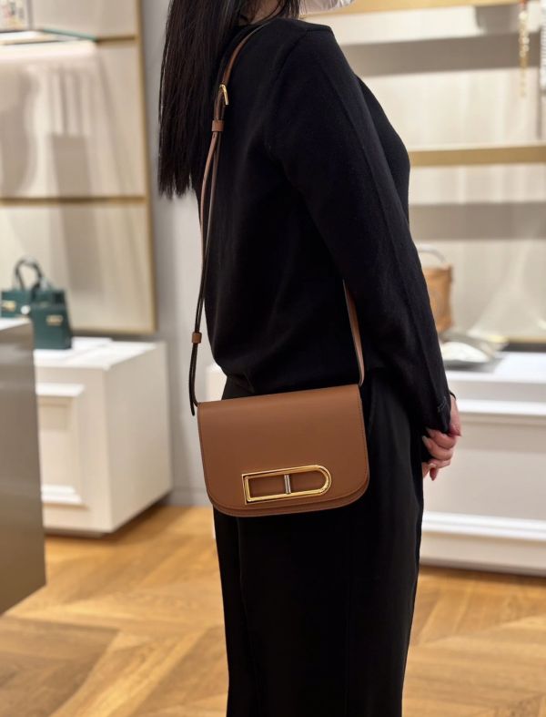 Delvaux 小款 Olen Calf 天鵝絨小牛皮 Lingot 包    焦糖棕 Delvaux 小款 Olen Calf 天鵝絨小牛皮 Lingot 包    焦糖棕