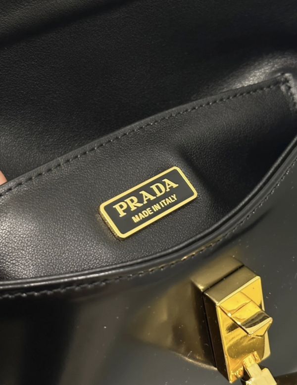 Prada 1BD345 亮面小牛皮弧形單肩斜背包   黑色 Prada 1BD345 亮面小牛皮弧形單肩斜背包 

黑色