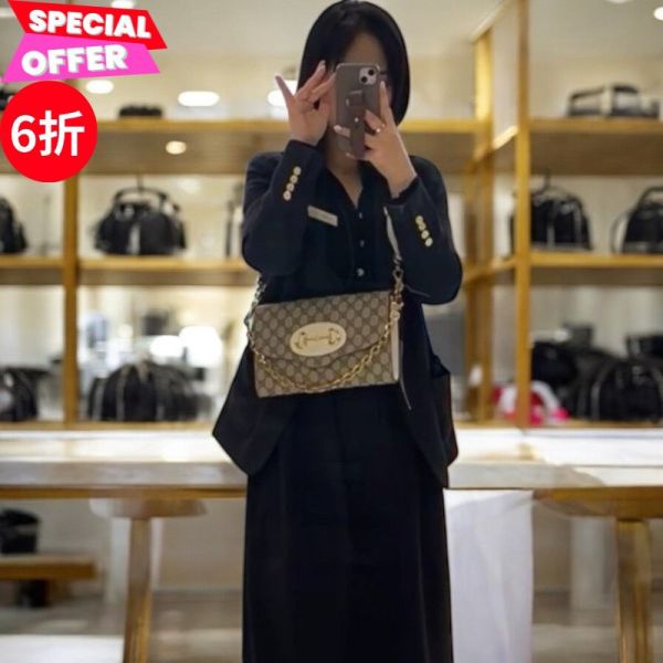 Gucci 677286 馬銜釦雙肩帶1955信封包  -經典白色設計 融合實用與奢華 Gucci, 1955信封包, 馬銜釦包, GG Supreme帆布, 雙肩帶設計, 環保材料, 義大利製造, 奢侈品包包