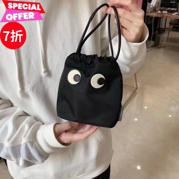 Anya Hindmarch Eyes 再生尼龍束口包 黑色 Anya Hindmarch、Eyes、大眼睛包、再生尼龍包、束口包、化妝包、精品包款、精品包推薦、收納包推薦、實用包款推薦、精品包評價、精品包價格、平行輸入、精品平行輸入、100%真品、專櫃真品保證、精品折扣、優惠精品價格、限時優惠、快速配送、台灣精品代購、精品包包哪裡買、精品包專櫃價格