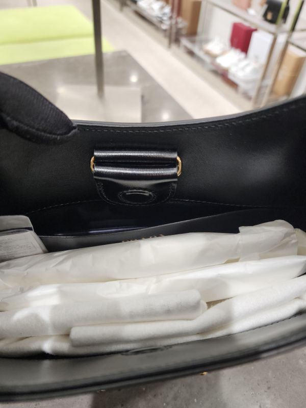 Prada 1BC179 中款皮革掛肩 Hobo 包    黑色 Prada 1BC179 中款皮革掛肩 Hobo 包



黑色