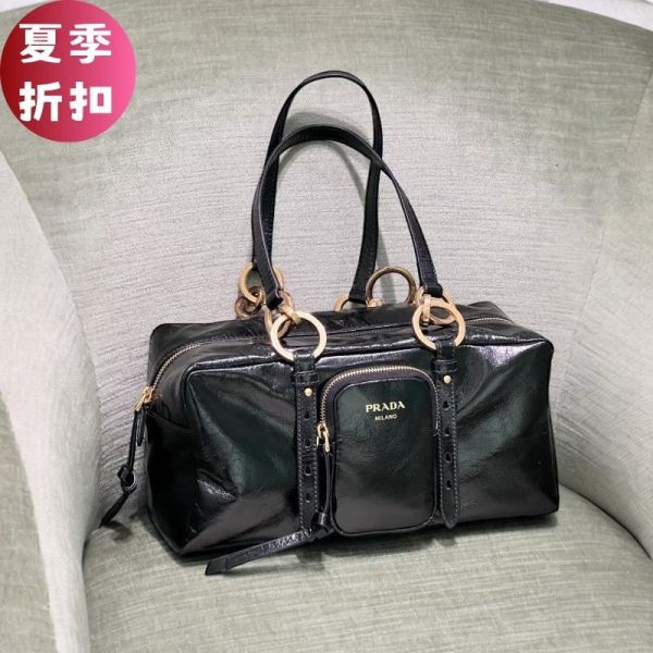 Prada 1BB138  中款皮革 Dangle 盒子波士頓包    黑色 Prada, Prada Dangle, Prada 1BB138_2CYR_F0002_V_OOO, Prada 手提包, Prada 皮革包, Prada 復古包, Prada 黑色包, Prada 小牛皮包, iPad Mini 可放包款, Prada 精品包, Prada 包包價格, Prada Dangle 評價, 精品包款推薦, 精品包價格, 平行輸入, 精品平行輸入, 100% 真品