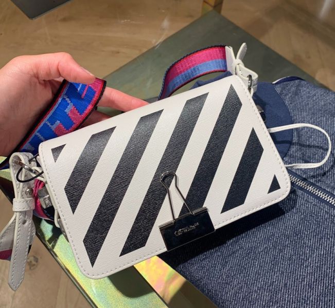 Off White Diag 小牛皮對角線迷你包  彩虹肩帶 Off White Diag 小牛皮對角線迷你包

彩虹肩帶