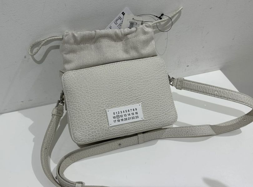 Maison Margiela 5AC 粒面小牛皮小款相機包    灰白色 Maison Margiela 5AC 粒面小牛皮小款相機包    灰白色