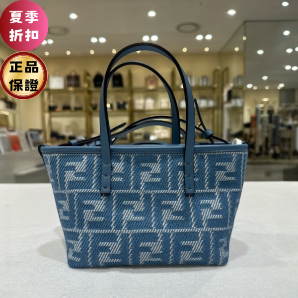 Fendi 8BS096 迷你 FF 帆布及皮革 Roll 托特包    藍色/付可拆卸長肩帶 Fendi, 牛仔布效果FF提花, 迷你Roll包, 義大利製造, 2025時尚, Dua Lipa, 輕巧設計, 可調肩帶, 夏日風格, 奢華手工