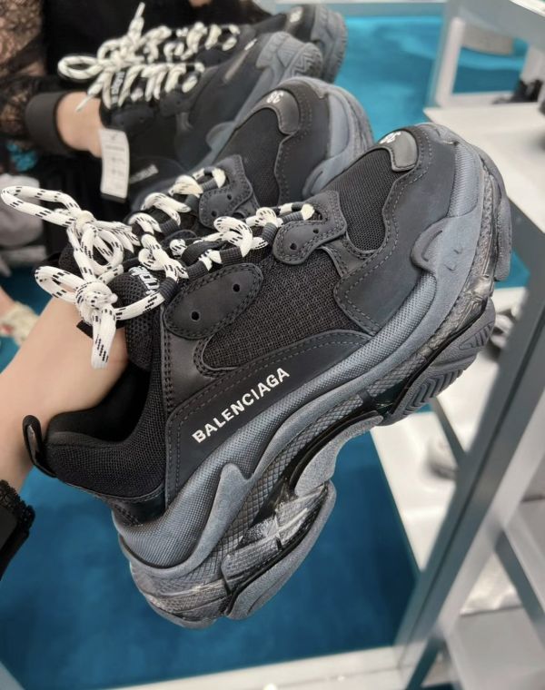 Balenciaga 544351 女款 Triple S  水晶透明鞋底老爹運動鞋  黑色  EU 34/35/36/37/40 Balenciaga 544351 Triple S 女款
水晶透明鞋底老爹運動鞋