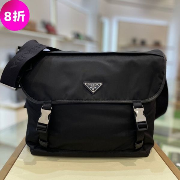 Prada 2VD052 再生尼龍及Saffiano 大款郵差包 Prada Re-Nylon 肩背袋, Saffiano 皮革手袋, 再生尼龍多功能包, 黑色實用肩背袋, 義大利製經典手袋, 搪瓷金屬標誌包, 永續時尚多用途袋