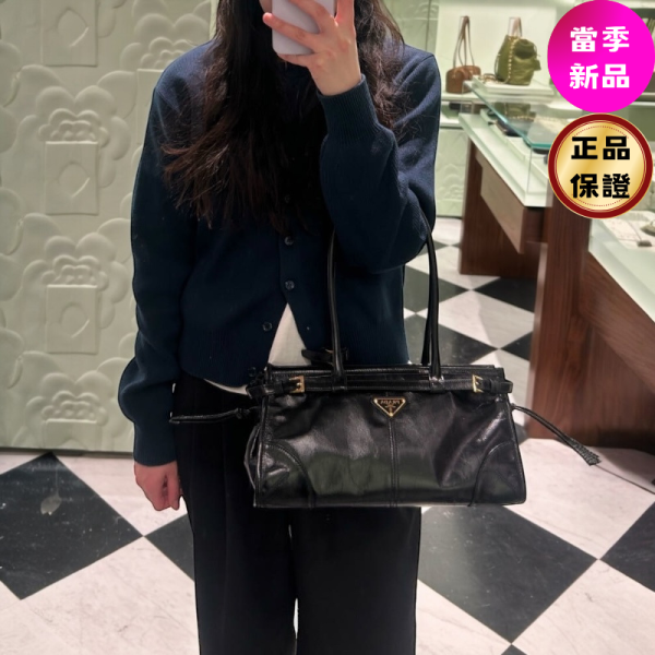 Prada 1BA426 Soft Lux 中款亮澤皮革繫帶 Bonnie包   黑色/付長肩帶 Prada, Prada Bonnie, Prada 1BA426, Prada 亮澤皮革包, Prada iPad 11 可放包, Prada 長夾可放包, 精品肩背包推薦, 精品斜背包推薦, 通勤包推薦, 時尚精品包, 平行輸入, 精品平行輸入, 100% 真品, 專櫃真品保證, 精品折扣, 優惠精品價格, 限時優惠, 快速配送, 台灣精品代購, 精品包哪裡買, Prada 包專櫃價格