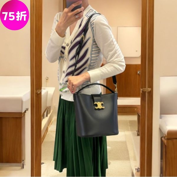 Celine 116613 Louise 光滑牛皮革中號水桶包  黑色 Celine, Louise 水桶包, Celine 中號包, 水桶包推薦, 精品水桶包, Celine 包推薦, A4 可收納包款, iPad 11 可收納包, 精品托特包, 精品包款推薦, 通勤包推薦, 精品包評價, 精品包價格, 平行輸入, 精品平行輸入, 100% 真品, 專櫃真品保證, 精品折扣, 優惠精品價格, 限時優惠, 快速配送, 台灣精品代購, 精品包包哪裡買, 精品包專櫃價格
