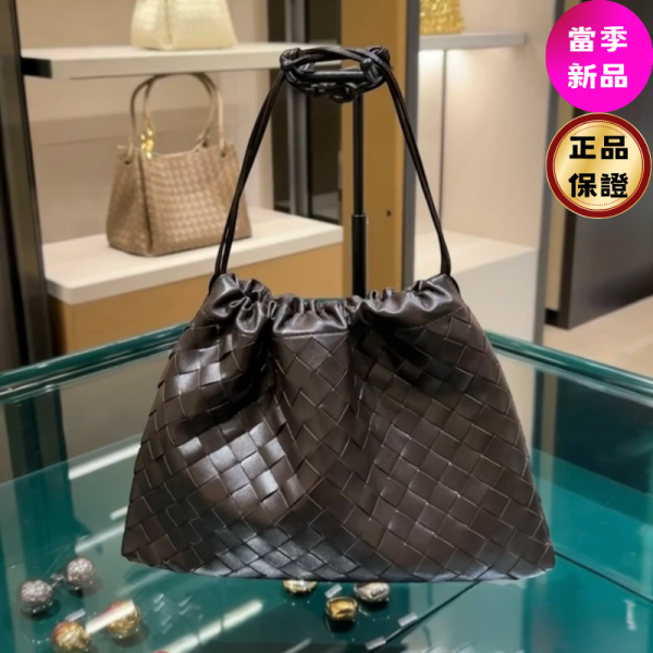 Bottega Veneta 796728 編織小牛皮抽繩福袋包  果仁棕色 Bottega Veneta、抽繩福袋包、編織包、小牛皮包、可變換背帶、平行輸入、精品平行輸入、100%真品、專櫃真品保證、精品折扣、優惠精品價格、限時優惠、快速配送、台灣精品代購
