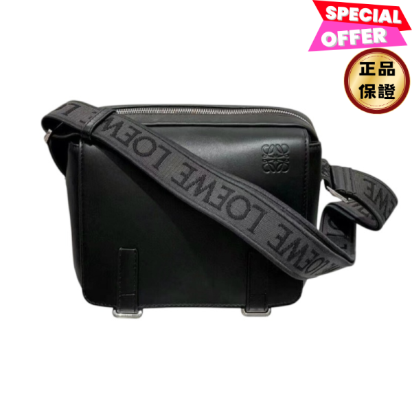 Loewe Military XS 柔軟光滑小牛皮郵差包  黑色 Loewe郵差包, 軍裝風包包, 小牛皮肩背包, 男士郵差包推薦, Jacquard 緹花肩帶, 高端奢華包款, Loewe Anagram郵差包, 名牌斜挎包, 時尚郵差包, 深灰色郵差包。