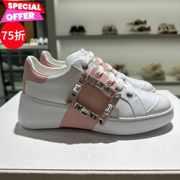 Roger Vivier 女款 Viv’ Skate Strass 鑽扣牛皮運動鞋    白色配粉色    EU 35/35.5/36/36.5/37.5 Roger Vivier運動鞋, 鑽扣牛皮鞋, Viv’ Skate運動鞋, 義大利製運動鞋, 都市時尚運動鞋, Roger Vivier鞋款, 高端牛皮運動鞋, 女性奢華運動鞋, 日常穿搭必備鞋款