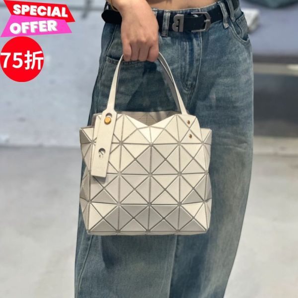 BaoBao Issey Miyake Carat  4X4 光澤感手提包  米色 BaoBao、Issey Miyake、Carat、BB51AG611、幾何包、淺灰色包包、手提包、立體設計包、日本製奢侈品包包、寶石切割靈感包、摺紙包、精品包推薦、精品包評價、精品包價格、平行輸入、100%真品、專櫃真品保證、限時優惠、精品包包哪裡買