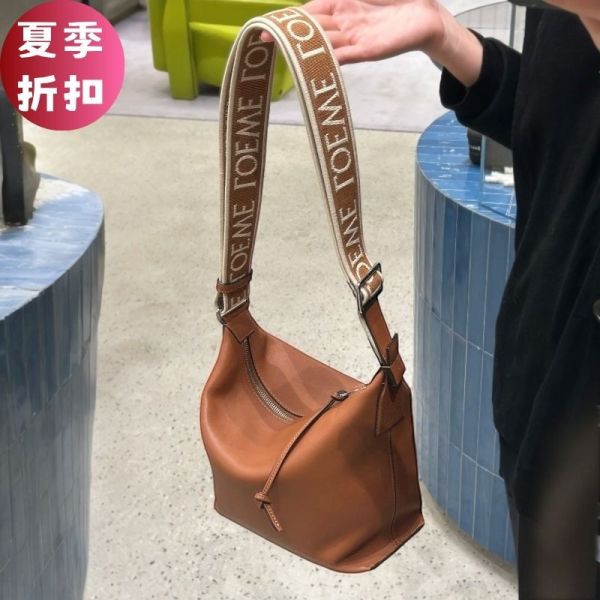 Loewe 小款 Cubi 柔軟光滑小牛皮緹花斜背包  棕色 Loewe Cubi包, 小牛皮斜背包, 緹花背帶包, 名牌大容量包, 柔軟舒適包款, 高端奢華包款, 通勤包推薦。
