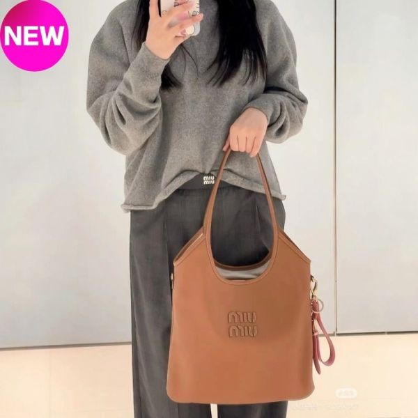 Miu Miu 5BB172 Beau 小牛皮手提包  干邑色﻿ Miu Miu、Beau、5BB172、Miu Miu 5BB172、小牛皮包、黑色包包、手提包、壓紋標誌、奢侈品包包、金色飾件、精品包推薦、精品包評價、精品包價格、平行輸入、100%真品、專櫃真品保證、限時優惠、精品包包哪裡買