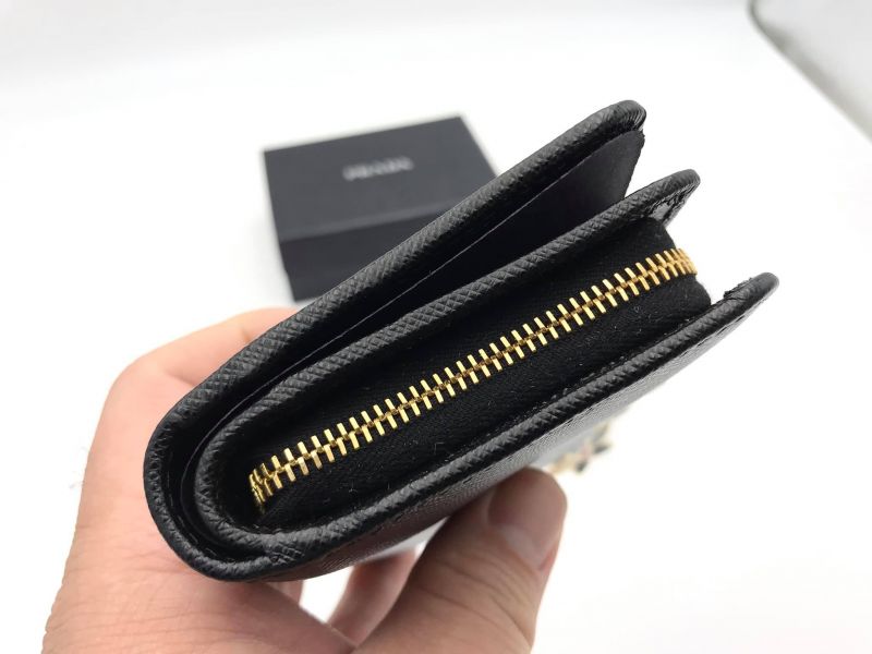 Prada 1ML018 Saffiano 倒三角標 Logo 小花拉鍊二折短夾  黑色 
