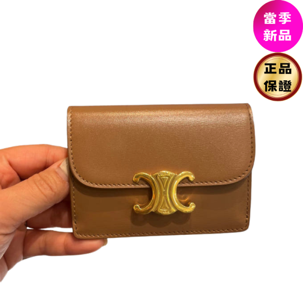 Celine 10I583 Triomphe 凱旋門翻蓋卡片套  古銅色配金釦 Celine, Triomphe, 翻蓋卡片套, 牛皮革, 義大利製造, 時尚配件, 2025夏日單品, 奢華設計, 高端卡片套