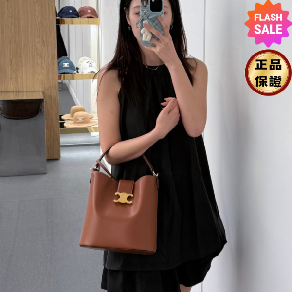 Celine 116613 Louise 光滑牛皮革中號水桶包  棕色 Celine, Louise 水桶包, Celine 中號包, 水桶包推薦, 精品水桶包, Celine 包推薦, A4 可收納包款, iPad 11 可收納包, 精品托特包, 精品包款推薦, 通勤包推薦, 精品包評價, 精品包價格, 平行輸入, 精品平行輸入, 100% 真品, 專櫃真品保證, 精品折扣, 優惠精品價格, 限時優惠, 快速配送, 台灣精品代購, 精品包包哪裡買, 精品包專櫃價格