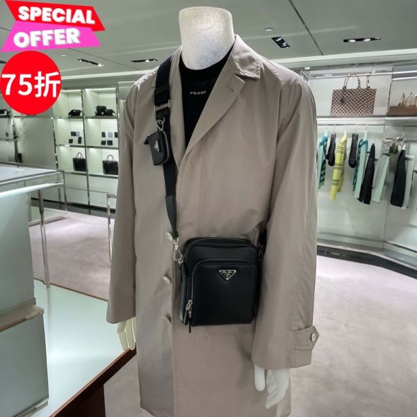 Prada 2VH168 附可拆式萬用袋皮革相機包  黑色 Prada相機包, 黑色皮革相機包, 可拆式萬用袋, 摩登簡約設計, Prada再生尼龍襯裡, 時尚通勤包, 搪瓷三角標相機包