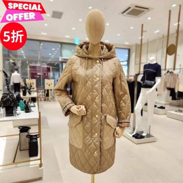Burberry 80726721 女款菱形絎縫連帽外套  典藏米色   XS/S Burberry、絎縫外套、80726721、連帽外套、菱形外套、尼龍外套、精品外套、精品服飾推薦、連帽外套推薦、實用外套推薦、精品外套評價、外套價格、平行輸入、精品平行輸入、100%真品、專櫃真品保證、精品折扣、優惠精品價格、限時優惠、快速配送、台灣精品代購、精品外套哪裡買、精品服飾專櫃價格