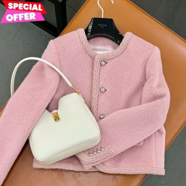 Celine RV07T0 女款 Chelsea 羊駝毛混紡經典剪裁外套  冰玫瑰色  FR 36/38 Celine 羊駝毛外套,Celine Chelsea 大衣,Celine 經典外套,義大利製毛呢外套,高端精品大衣推薦,秋冬羊毛大衣,法式極簡穿搭,精品平行輸入,100%真品,限時精品優惠