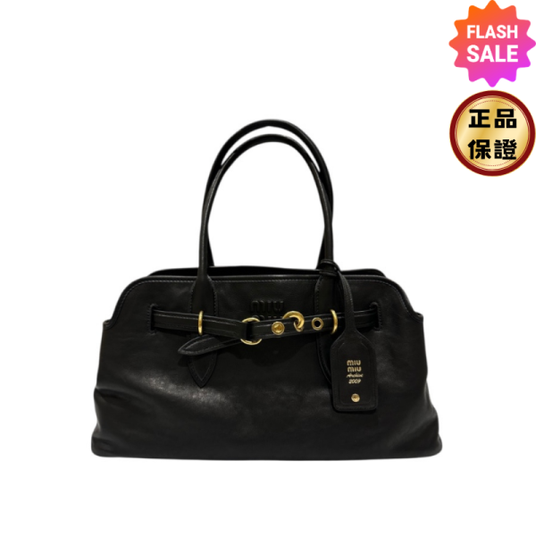 Miu Miu 5BG310  大款納帕軟皮Aventure包  黑色 MIU MIU, Aventure, 納帕軟皮, 手袋, 義大利製造,Dua Lipa, 復古設計, 壓紋標誌, 休閒風格