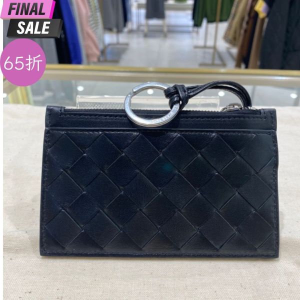 Bottega Veneta 608784 小羊皮編織卡夾零錢包 附鑰匙圈    黑色 Bottega Veneta零錢包, Intrecciato編織工藝, 牛皮零錢包, 名牌零錢包, 高端奢華包款, 精緻實用零錢包。